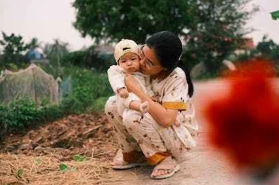 儿子耕种母亲的田地的寓意：背后隐藏着家族传承与责任感，竟引发了邻里间的热议和情感共鸣！