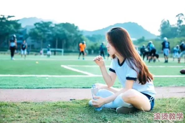 情迷校园：传闻某校男神与女神秘密约会，校园内外引发热议，众多学子纷纷围观！