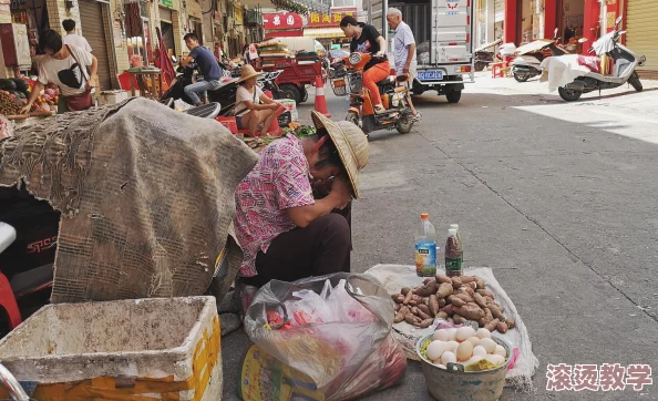 城中村雨天小巷坐着等客，生意冷清却依然坚守的摊贩们诉说着生活的无奈与希望