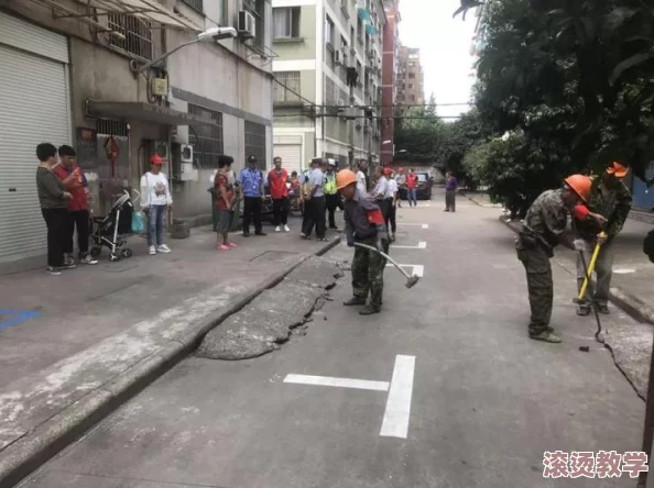 城中村雨天小巷坐着等客，生意冷清却依然坚守的摊贩们诉说着生活的无奈与希望