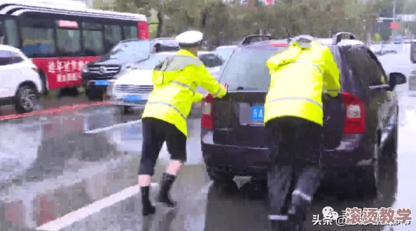 下雨天公交车站避雨1jk，惊现神秘人物雨中现身，瞬间引发路人惊恐围观！