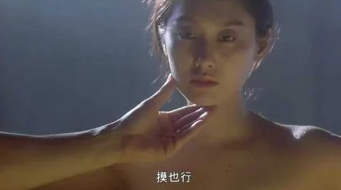 浴室偷窥美女洗澡在线，惊现隐秘摄像头，网友们纷纷表示震惊与愤怒！